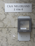 907529 Afbeelding van het belbordje van modemagazijn C&A Nederland (St. Jacobsstraat 2-4) te Utrecht. N.B. De winkel ...